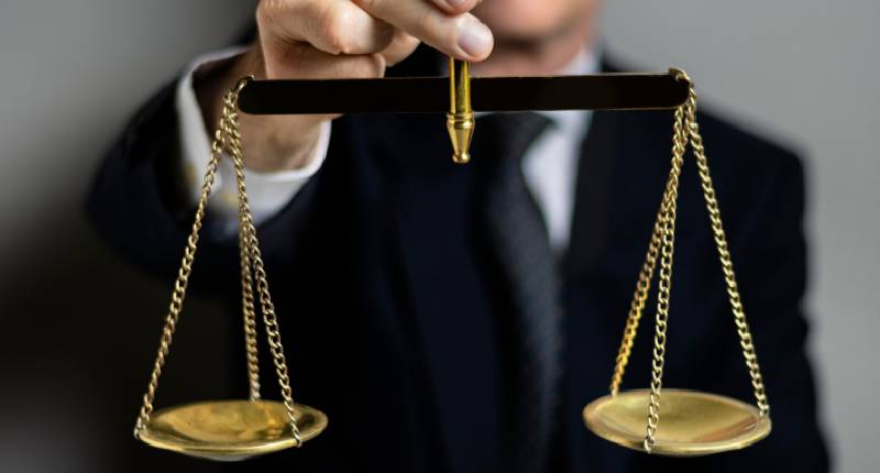Avvocati, in caso di mancata consegna dei documenti al cliente scatta la sanzione: la sentenza della Cassazione