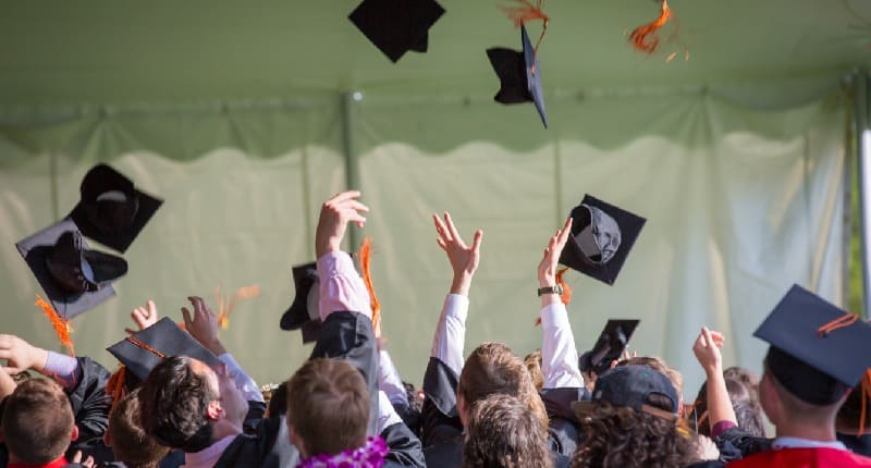 L’Italia perde giovani laureati, all’estero guadagnano il 60% in più: i profili più richiesti (e a maggior rischio fuga)