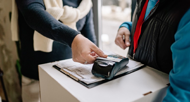 Stop all’obbligo del pos per pagamenti sotto i 60 euro: la bocciatura UE