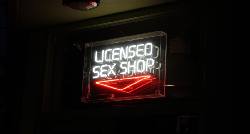 Aprire un sexy shop: come funziona, costi e requisiti