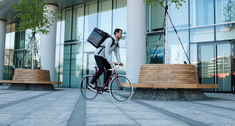 Uber Eats lascia l’Italia: le conseguenze per collaboratori occasionali e partite IVA