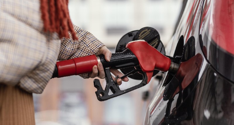 Benzinai, scatta l’obbligo di esporre il prezzo medio dei carburanti: ecco come funziona