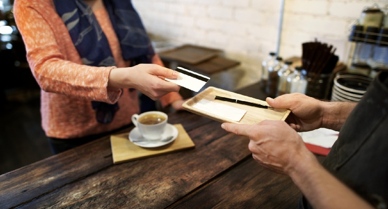 Pagamenti con POS: normativa, regole e limiti in Italia