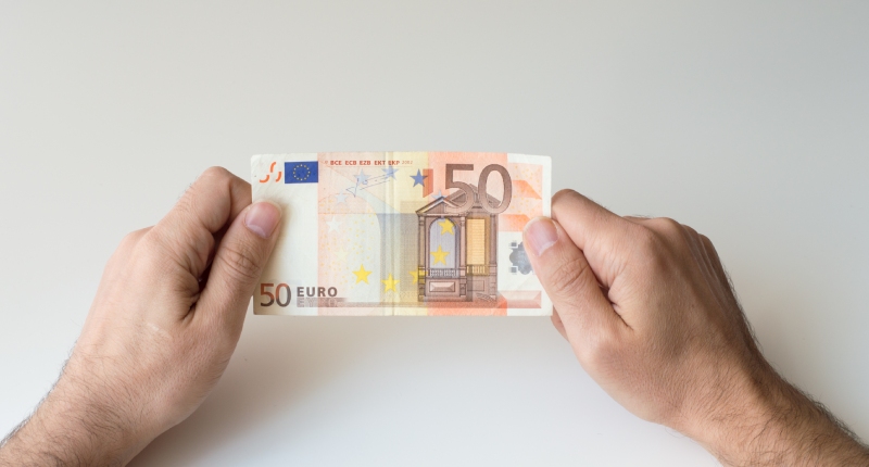 Come riconoscere una banconota falsa: la guida per non cascarci e non avere problemi