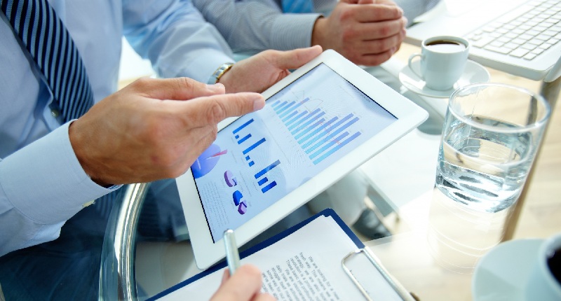 I soldi fermi sul conto corrente aziendale hanno un costo: il calcolo e le migliori strategie d’investimento in BTP ed ETF