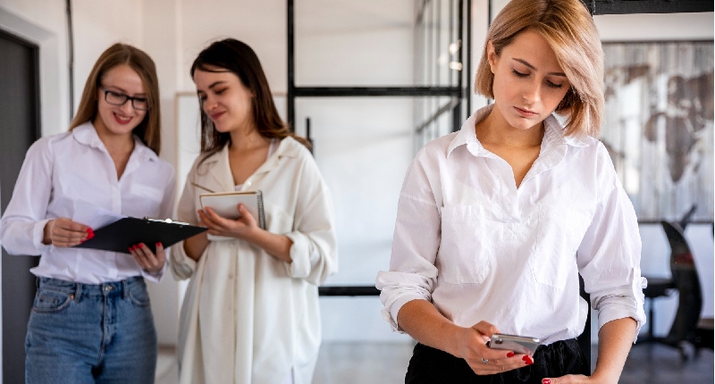 Donne e molestie sul lavoro: in Italia riguardano il 13,5% delle lavoratrici
