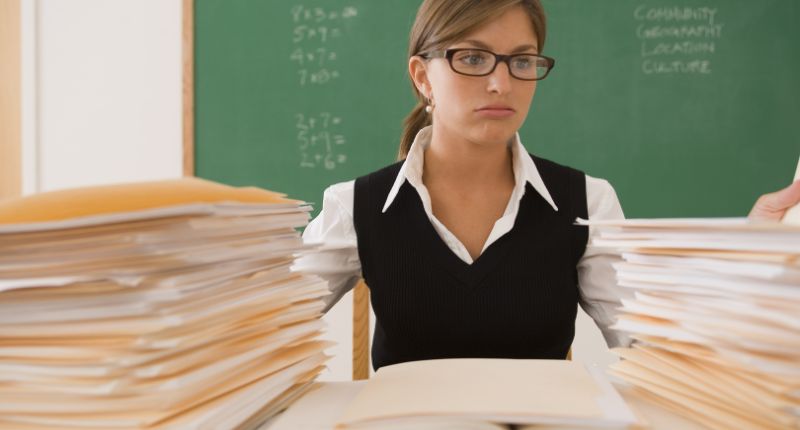 Pensione scuola a 60 anni, arriva l’uscita anticipata per docenti e ricercatori? I costi del riscatto della laurea