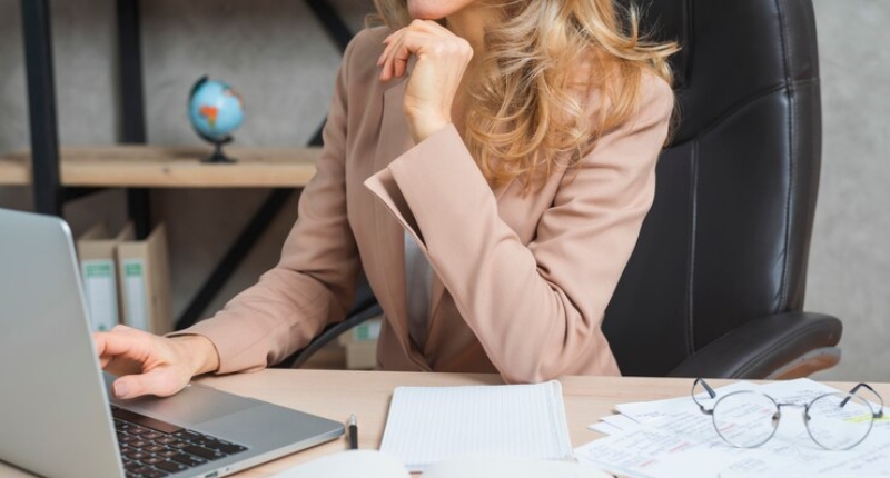 Lavoratore dipendente e partita IVA: come si pagano i contributi INPS