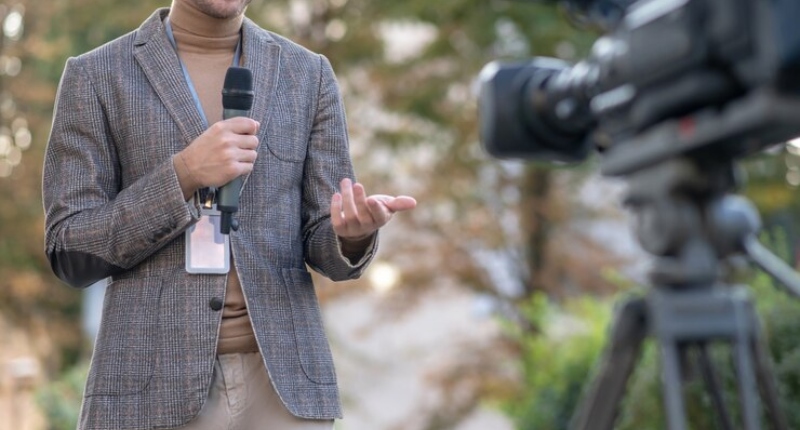 Giornalisti freelance in zone di guerra, nuove tutele obbligatorie e contributo per editori: cosa cambia nel 2026