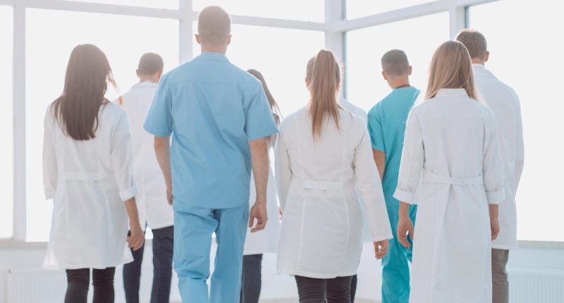 Medici di famiglia in calo, il settore pubblico non soddisfa: i motivi di una professione in crisi