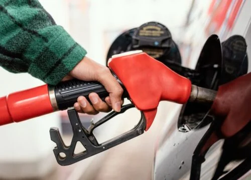 Credito d’imposta caro carburanti, arrivano proroga e nuovi beneficiari: a quali imprese spetta e come ottenerlo