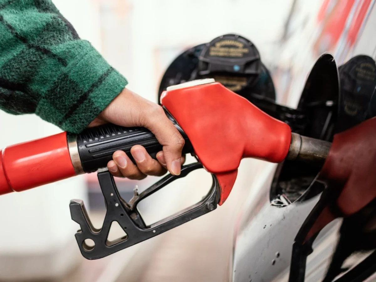 Stop a taglio accise? Verso il bonus carburante da 100 euro: a chi spetta e chi rischia di restare fuori dagli aiuti