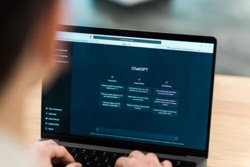 L’intelligenza artificiale accelera l’occupazione: di quanto sono aumentati i posti di lavoro in soli due anni