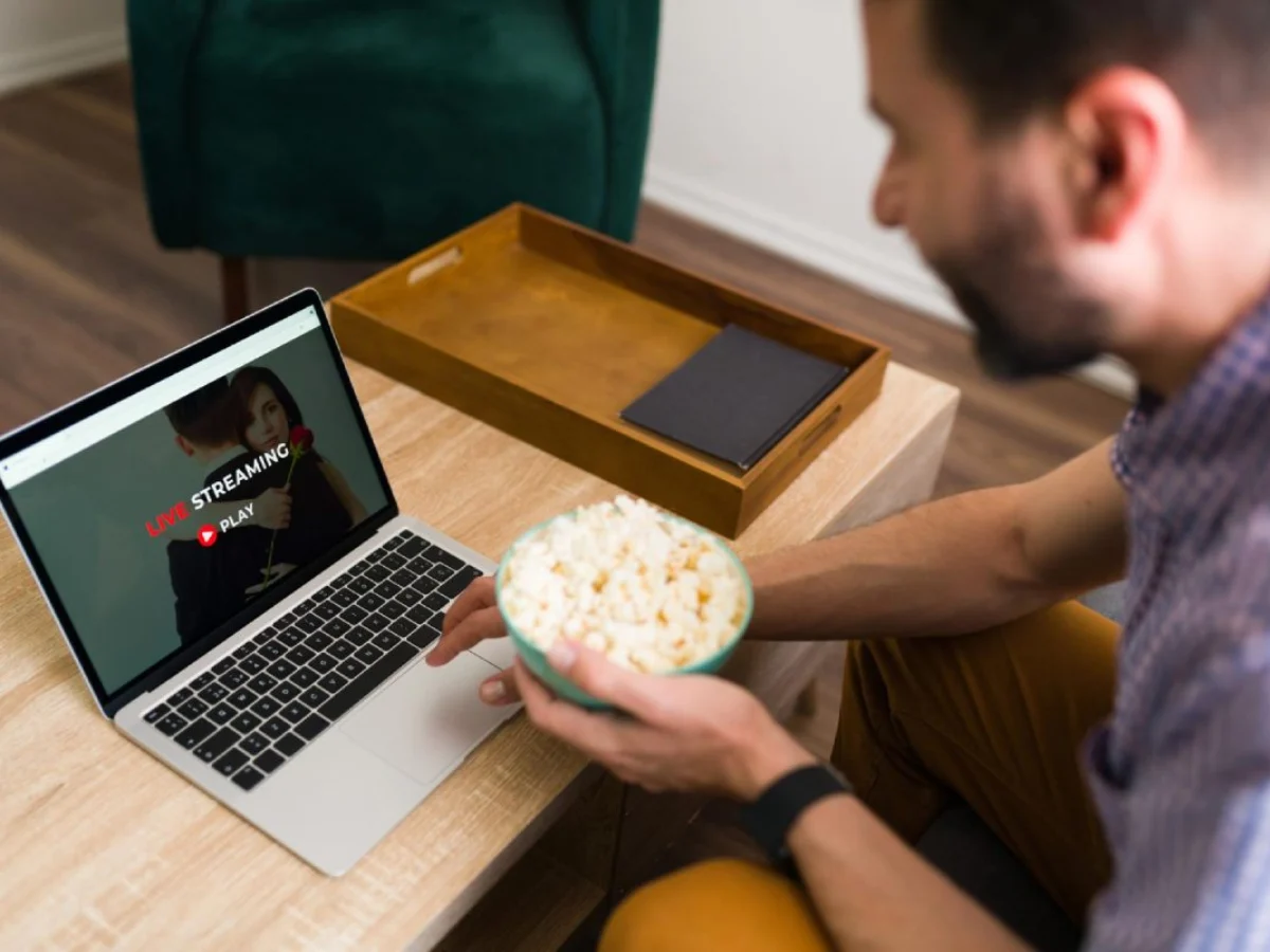 Streaming Community illegale, multe fino a 5 mila euro per chi guarda contenuti pirata, cosa rischiano i “furbetti”