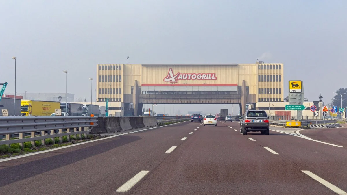 Autogrill sempre più cari, con picchi di 3 euro al litro per l’acqua: tutti i prezzi