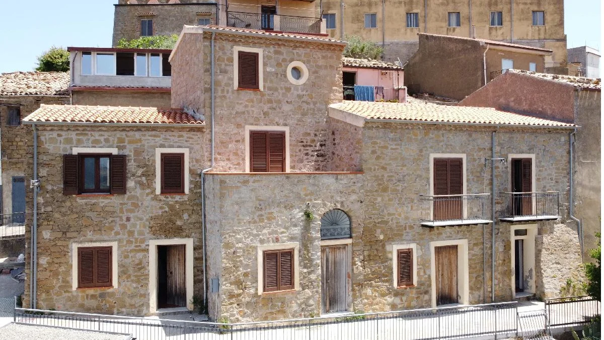 Comprare case a 1 euro e metterle a reddito: come funziona l’ospitalità diffusa e i fondi disponibili