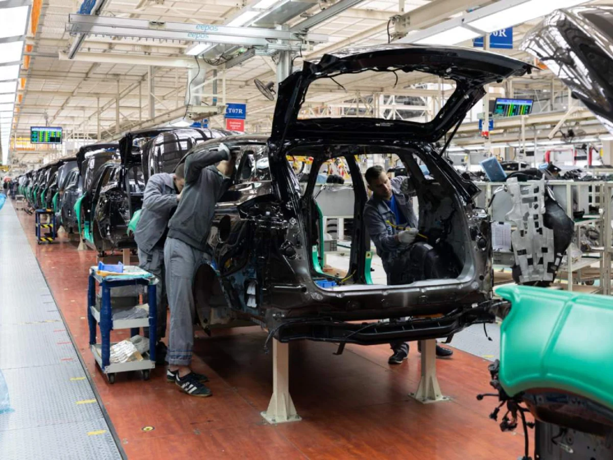 Stellantis blocca il piano per l’auto a idrogeno, l’annuncio fa crollare le azioni