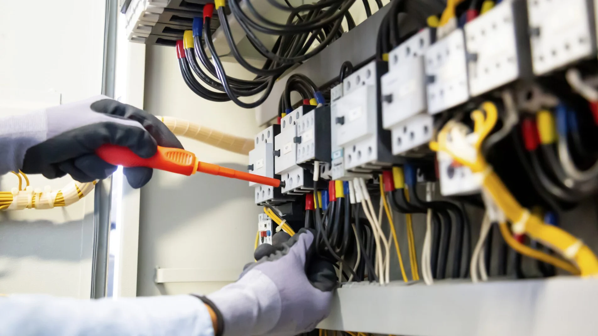 Come diventare installatore di impianti? Guida completa ad adempimenti e partita IVA