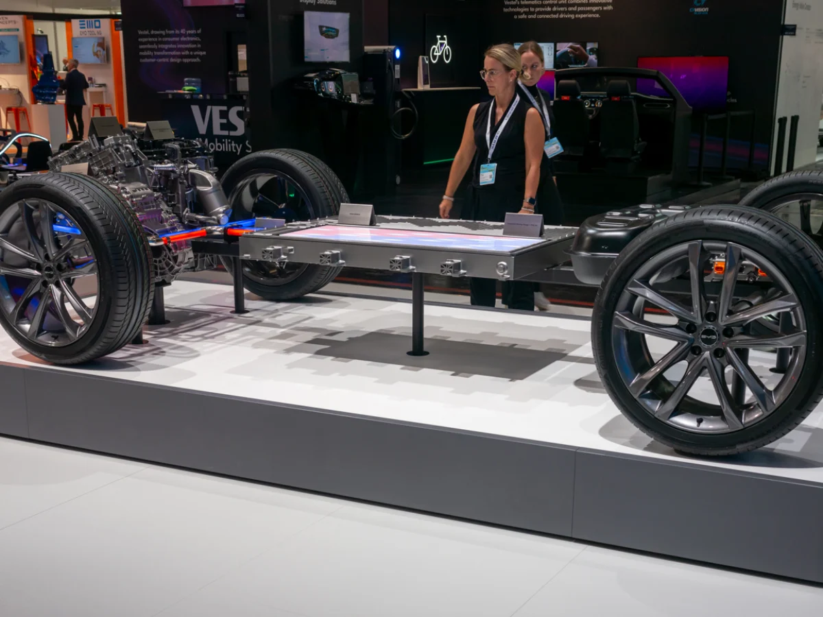 Crollano le azioni di BYD, Buffet vende le quote: “La favola dell’auto elettrica è finita”