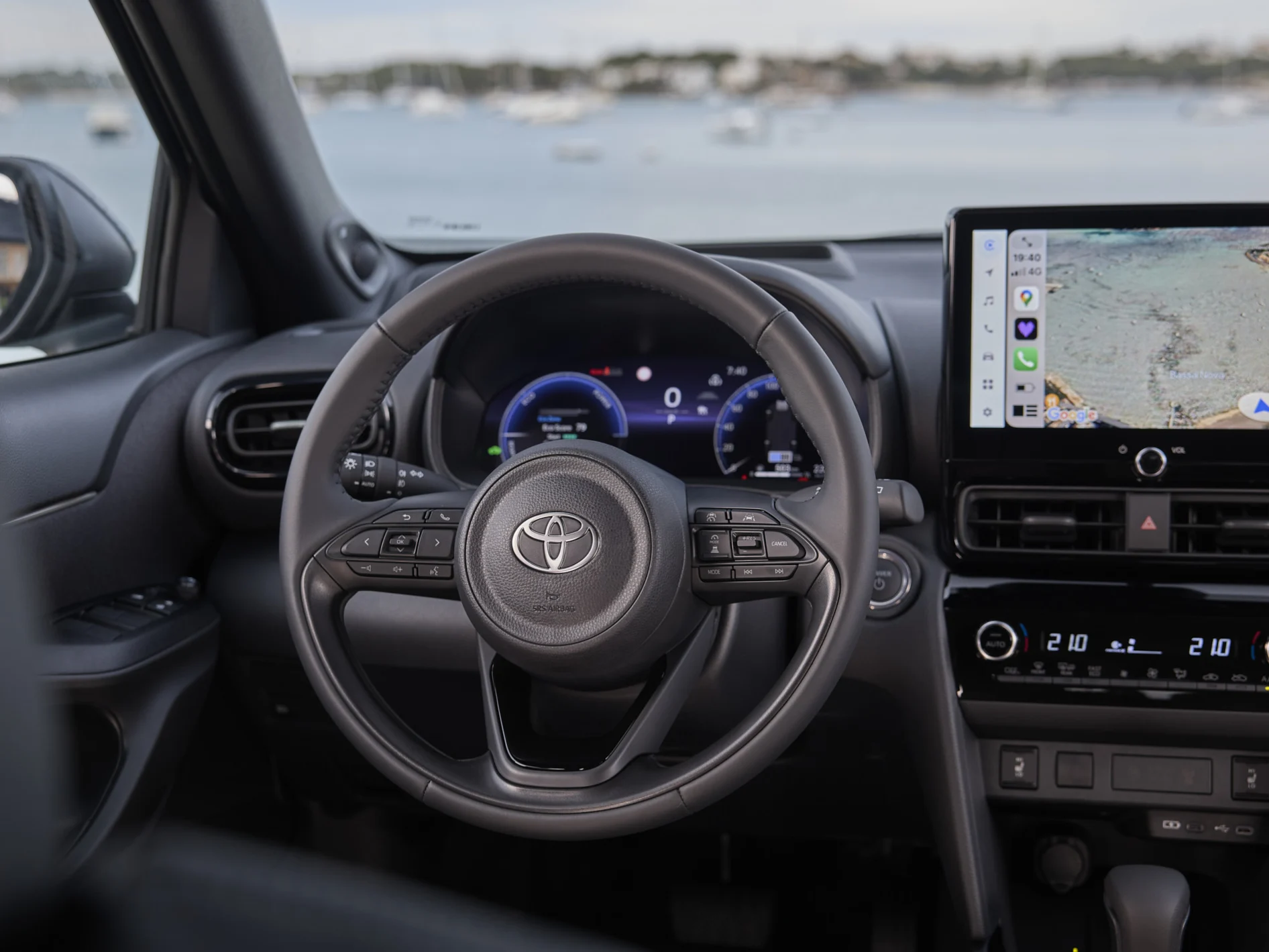 Toyota fa record di vendite con le auto ibride, ma i dazi USA dimezzano le previsioni di profitto