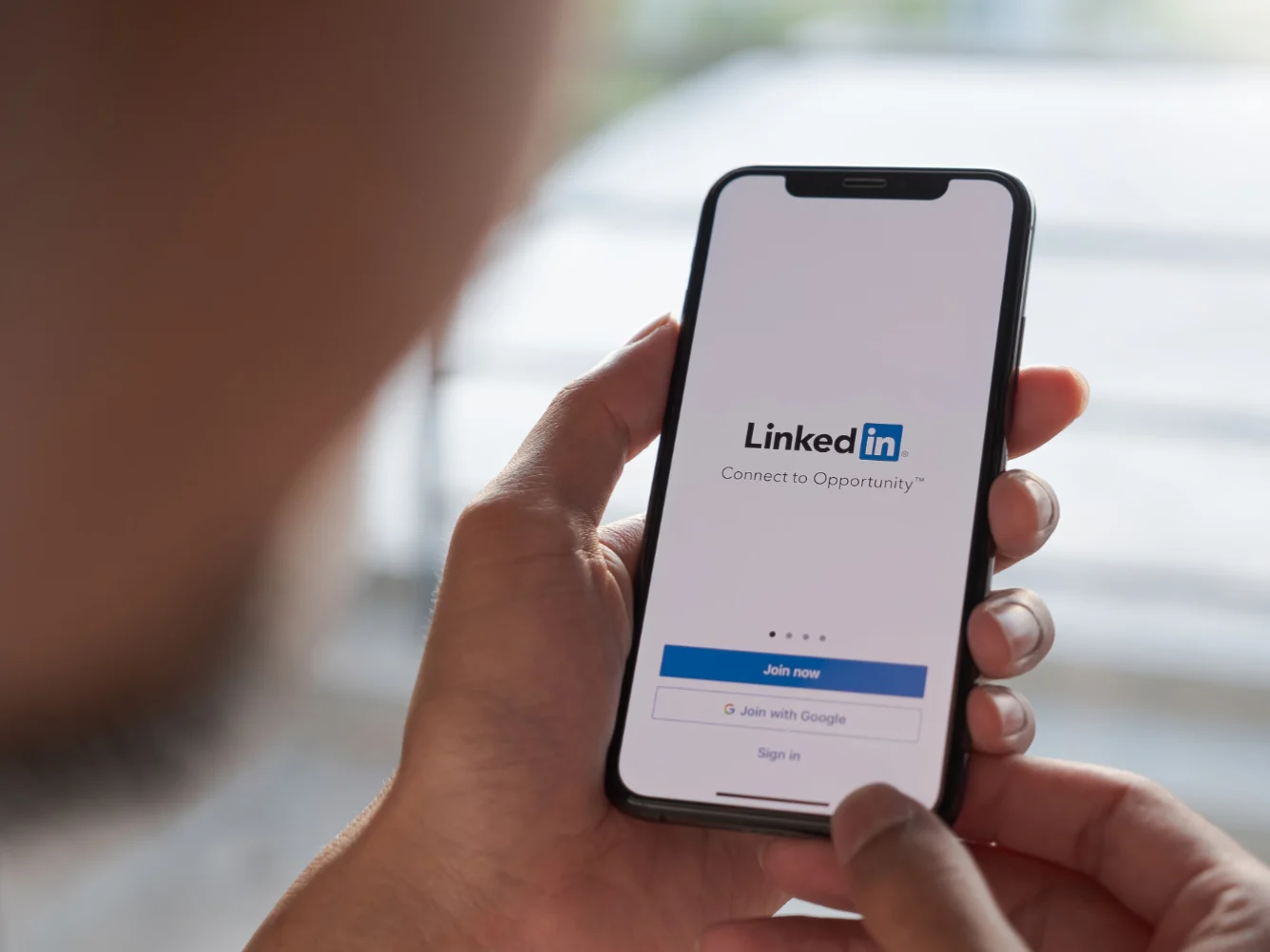 I dati personali dei professionisti su LinkedIn usati per addestrare l’IA, ecco come negare il consenso