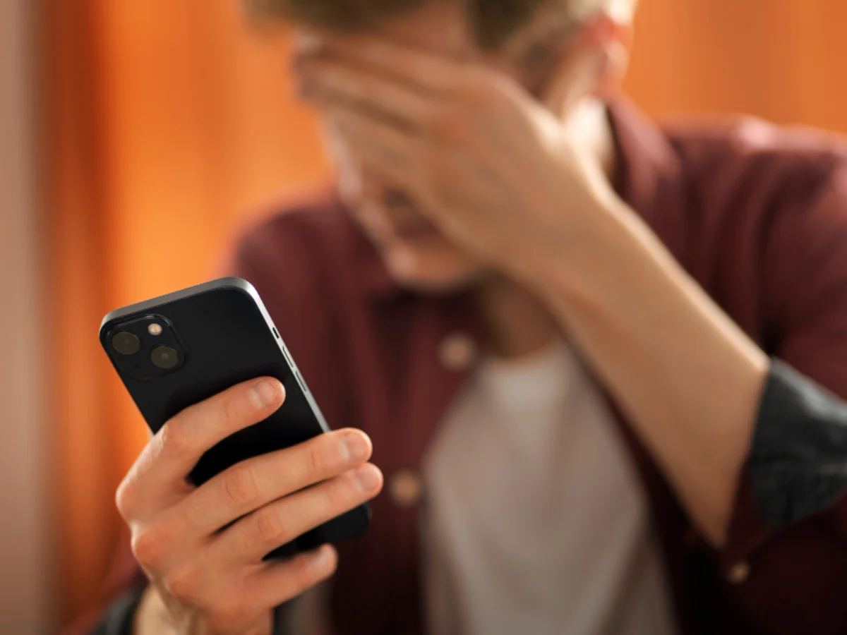 Truffa della multa dall’estero: come riconoscere la frode via sms, e-mail o posta