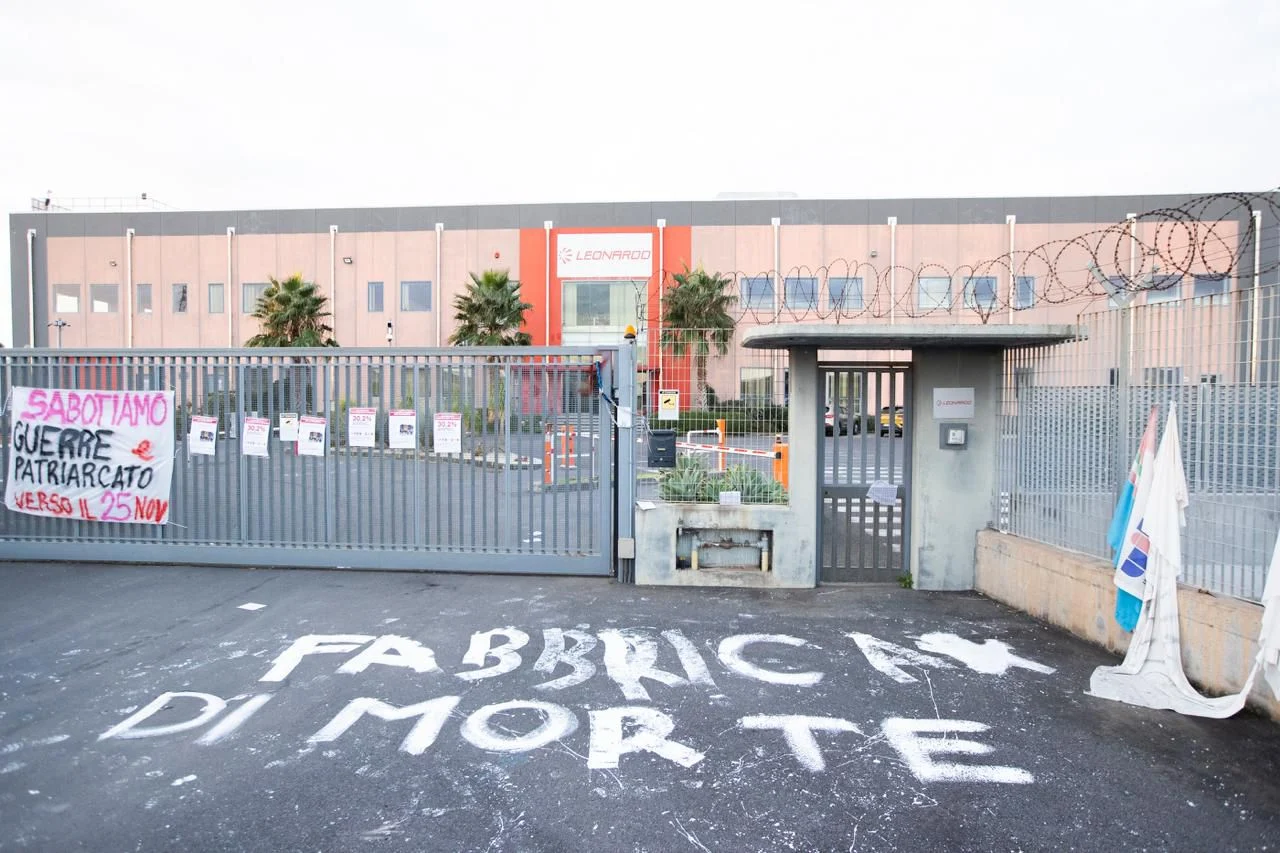 Giornata contro la violenza sulle donne, Non Una Di Meno chiude accesso di Leonardo spa: “Fabbrica di morte”