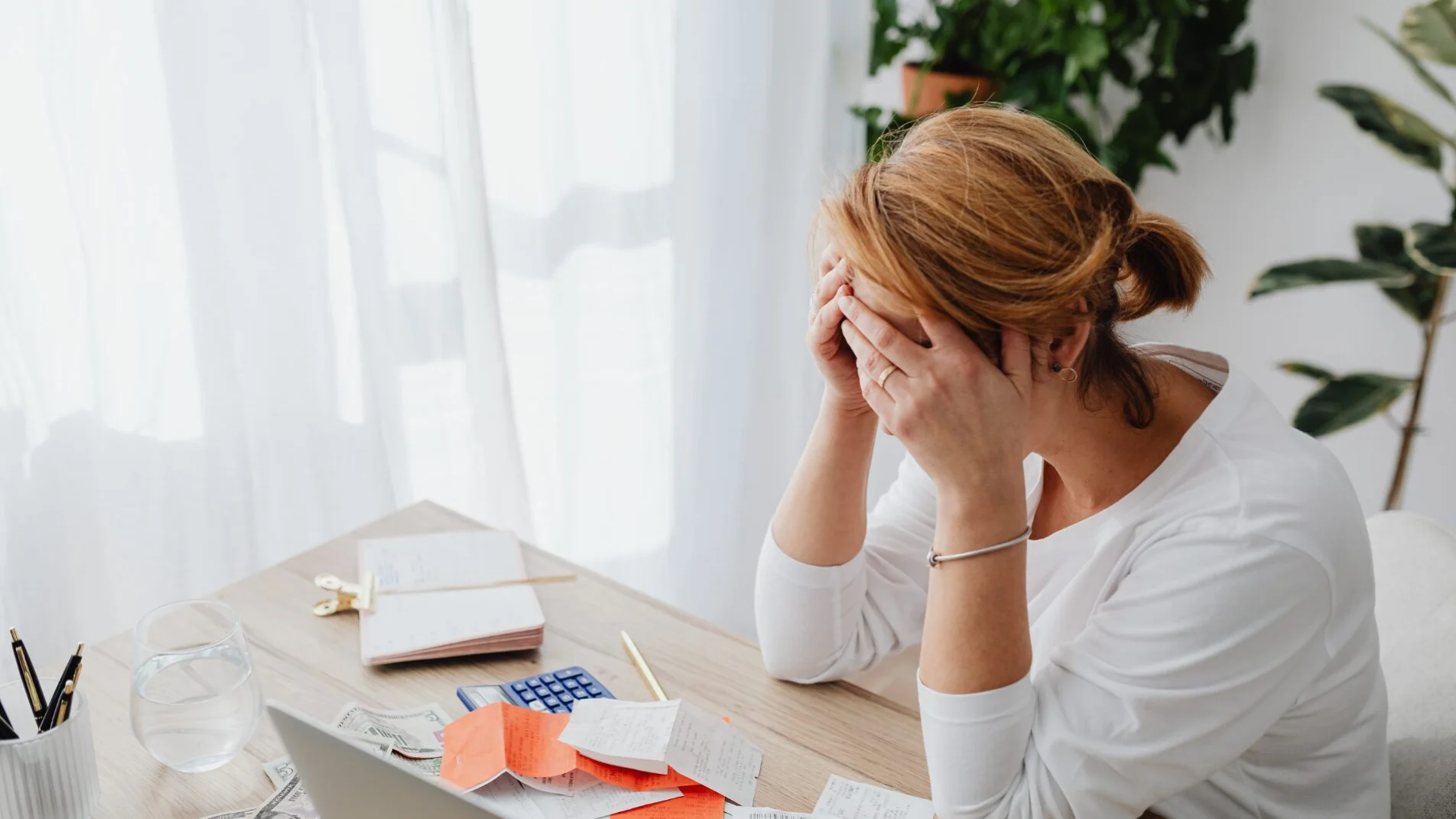 Quanto ci costa la violenza economica sulle donne nel 2025? Il male subdolo che impoverisce l’Italia