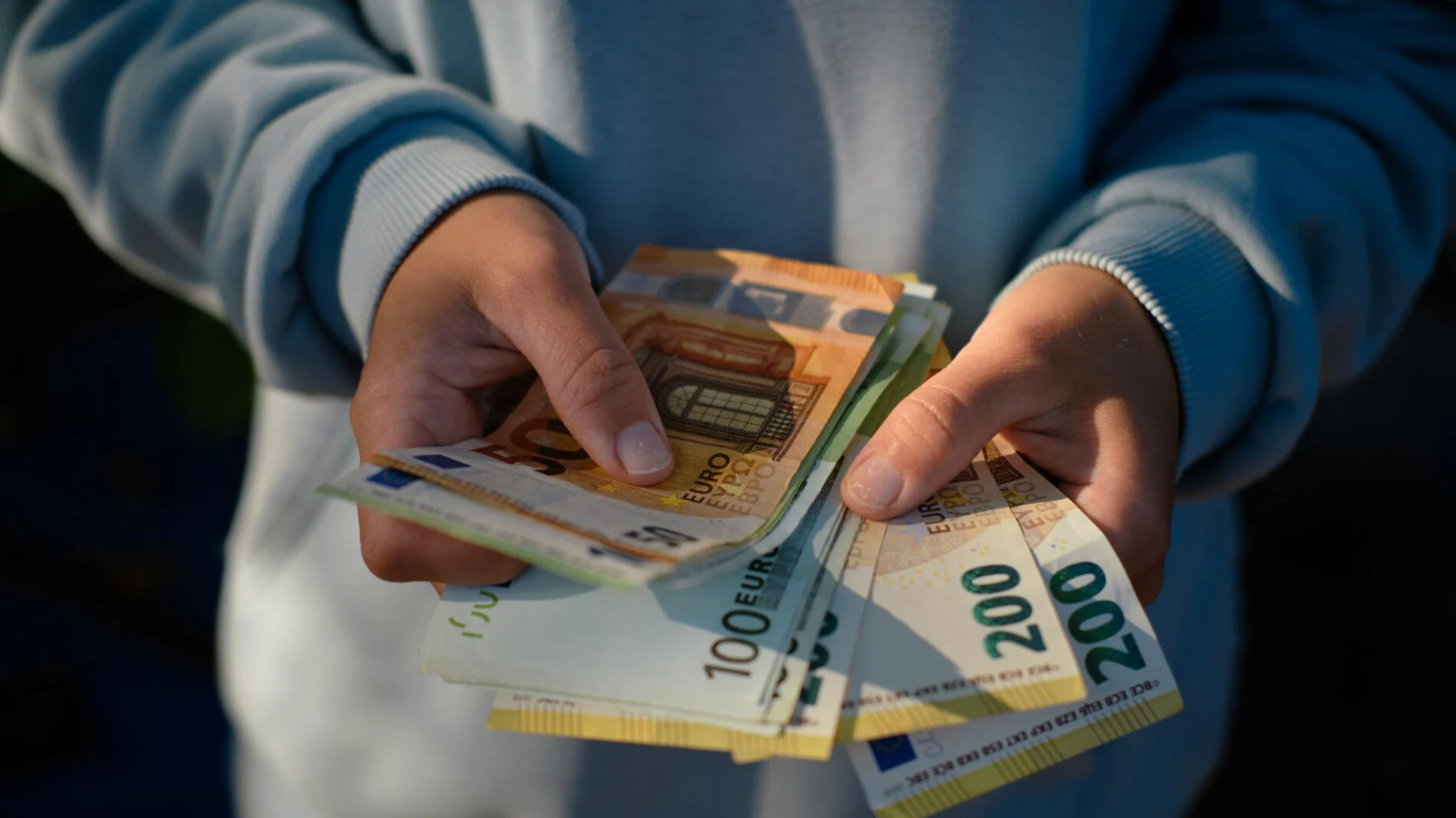 Tra IRPEF progressiva e IVA “regressiva”, la metà degli italiani non paga le tasse: come abbassarle