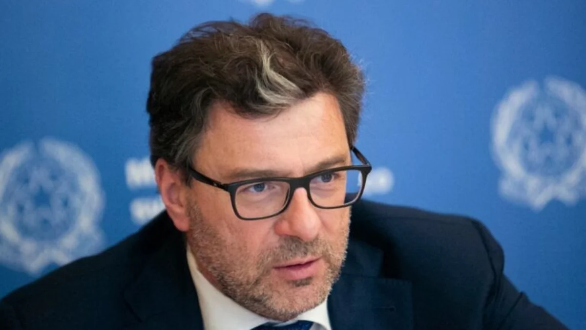 Il MEF proroga il taglio delle accise sui carburanti, ma dimezza gli sconti: di quanto aumentano i prezzi da oggi