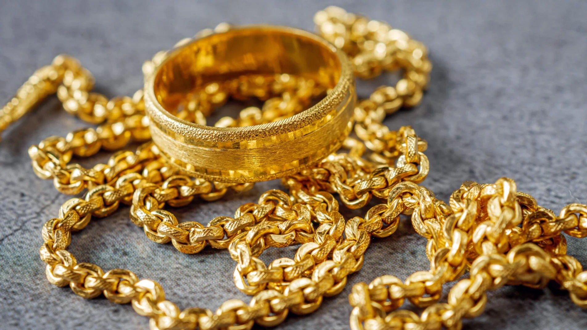 Oro, nuovo record storico a 4.323 dollari: vendere gioielli e monete conviene? Le previsioni per il 2026