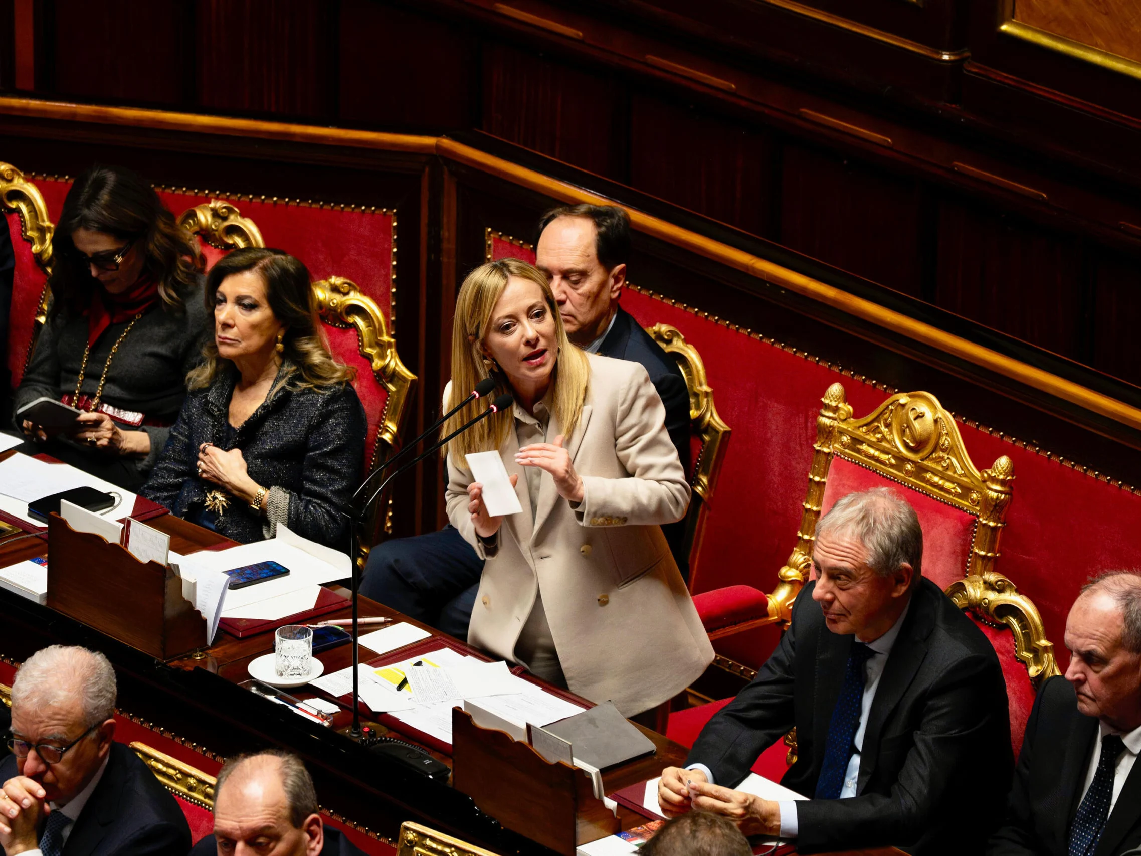 Decreto Omnibus 2026, dall’aumento delle tasse per le auto inquinanti alla stretta sui forfettari: cosa cambia