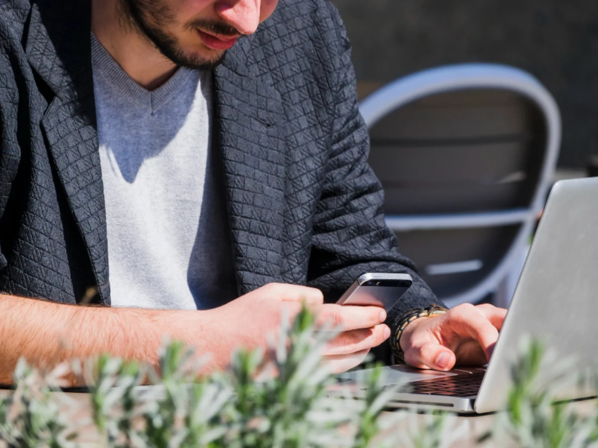 Investimenti finanziari, è boom di finfluencer sui social: come riconoscere i veri consulenti e difendersi dalle truffe