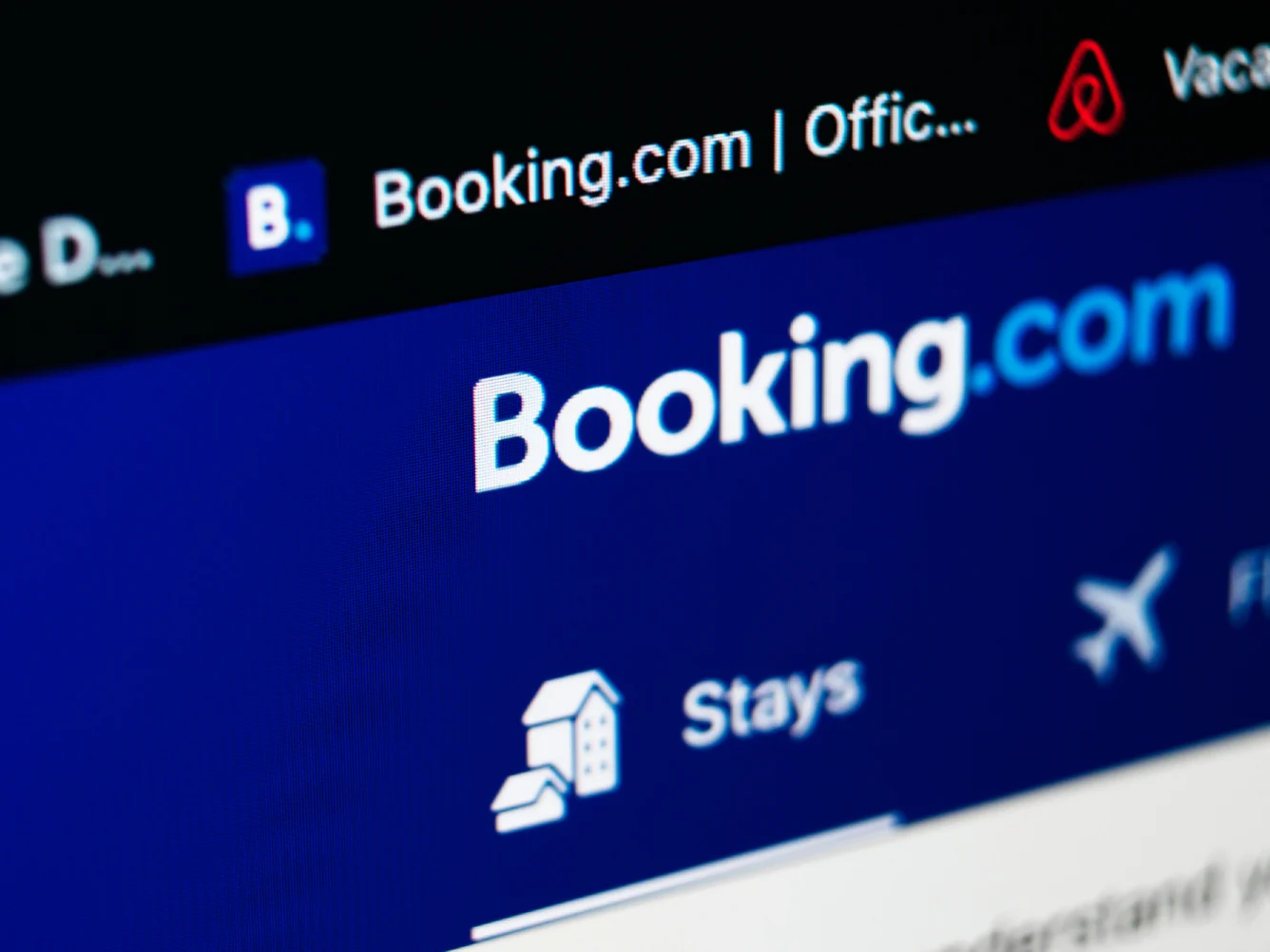 Attacco hacker a Booking.com, rubati i dati personali dei clienti: i rischi