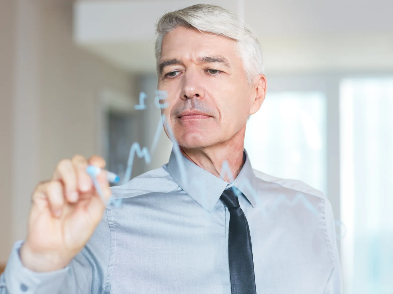 Silver economy, gli over 50 generano il 67,7% dei consumi: le attività più utili su cui investire