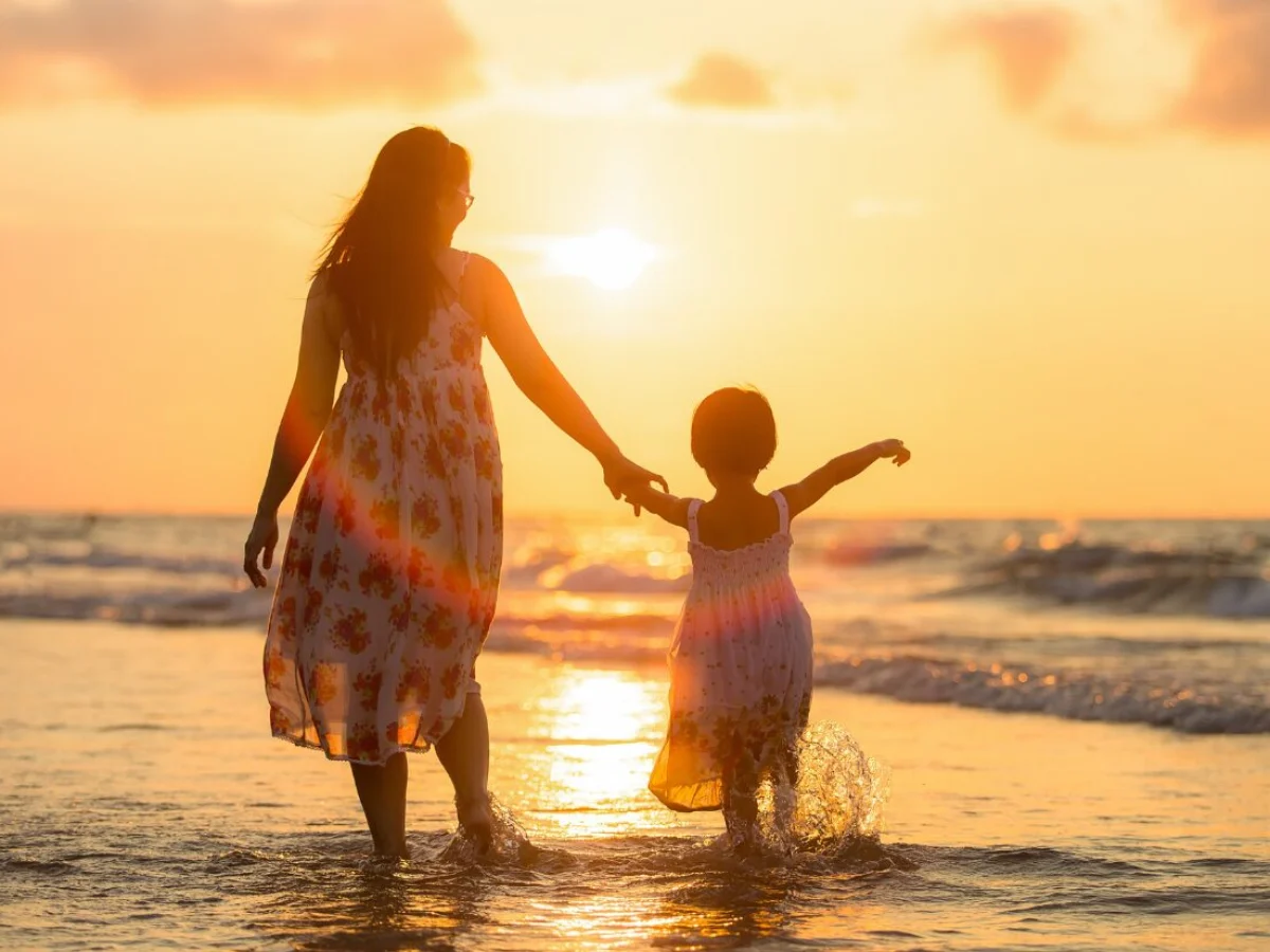 Festa della mamma, nel 2026 il 58% delle madri con figli piccoli non ha un lavoro: ecco perché