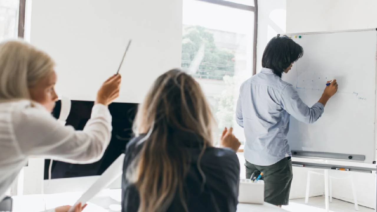 Aprire una scuola di formazione nel 2026: un mercato da 2,7 miliardi, quattro modelli di business e i fondi per partire